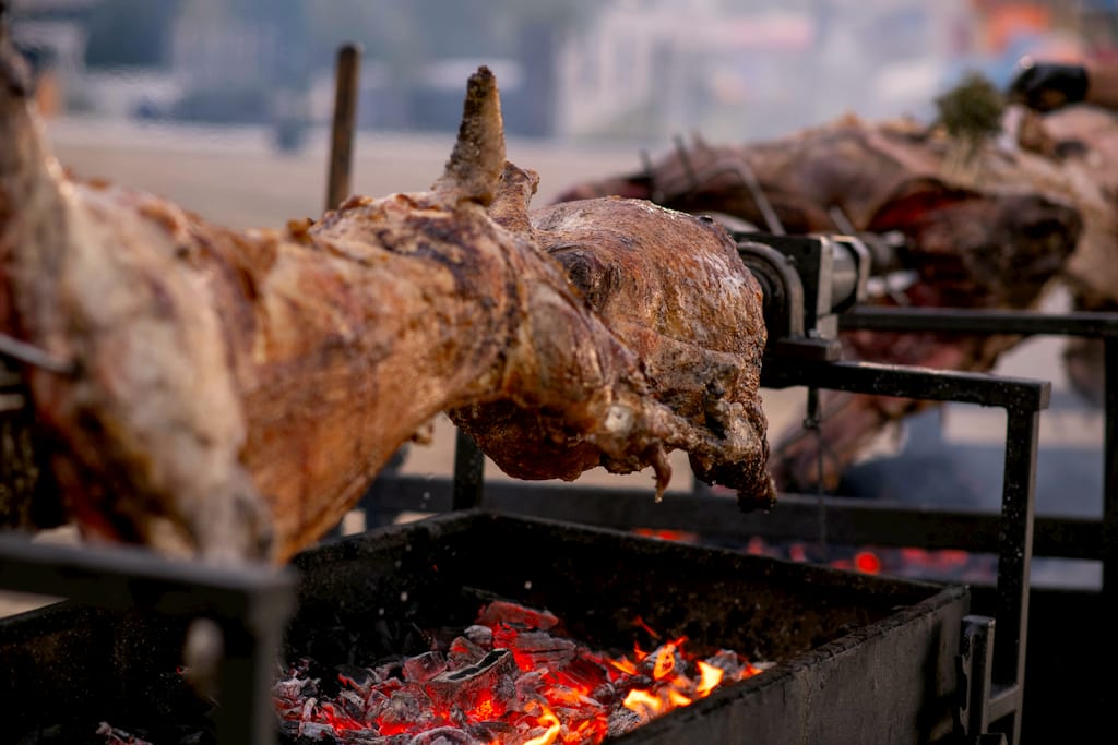 Carne rumenită pe proțap, deasupra jarului