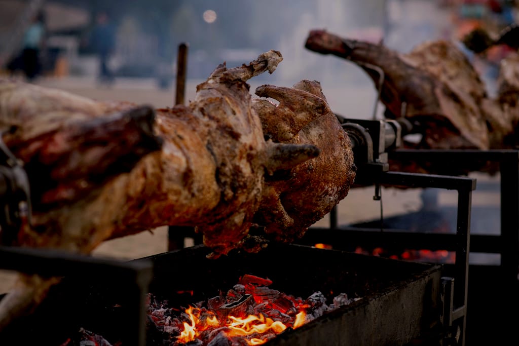 Carne rumenită pe proțap, deasupra jarului aprins